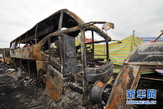 19日清晨3点摆布,沪昆高速邵怀段1309KM处由东往东方向,一辆装载可疑可燃液体的小货车与一辆福建开往贵州的大客车产生追尾后爆炸熄灭。新华社记者龙弘涛